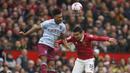 Pemain Manchester United, Casemiro (kanan), memenangkan duel di udara dengan pemain Aston Villa, Ollie Watkins, dalam pertandingan pekan ke-34 Liga Inggris 2022/2023 yang berlangsung di Old Trafford, Minggu (30/4/2023). (AP Photo/Dave Thompson)