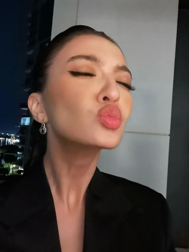 8 Potret Menggemaskan Wajah Raline Shah dalam Berbagai Emoticon, Tunjukkan Pesona Cantik Tanpa Pori-Pori