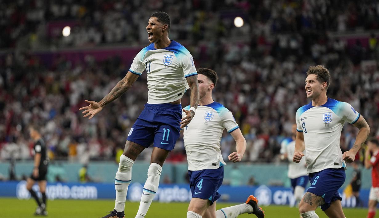 Marcus Rashford. Setelah selalu tampil dari bangku cadangan dalam dua laga sebelumnya, Marcus Rashford dipercaya pelatih Gareth Southgate menjadi starter pada matchday ketiga Grup B Piala Dunia 2022 menghadapi Wales. Pemain MU itu pun membalas kepercayaan tersebut dengan mencetak dua gol dalam kemenangan 3-0 Three Lions, sekaligus meloloskan Inggris ke babak 16 besar sebagai juara Grup B. Ia juga tercatat sebagai pemain pertama yang mencetak gol via tendangan bebas di Piala Dunia 2022. (AP/Frank Augstein)