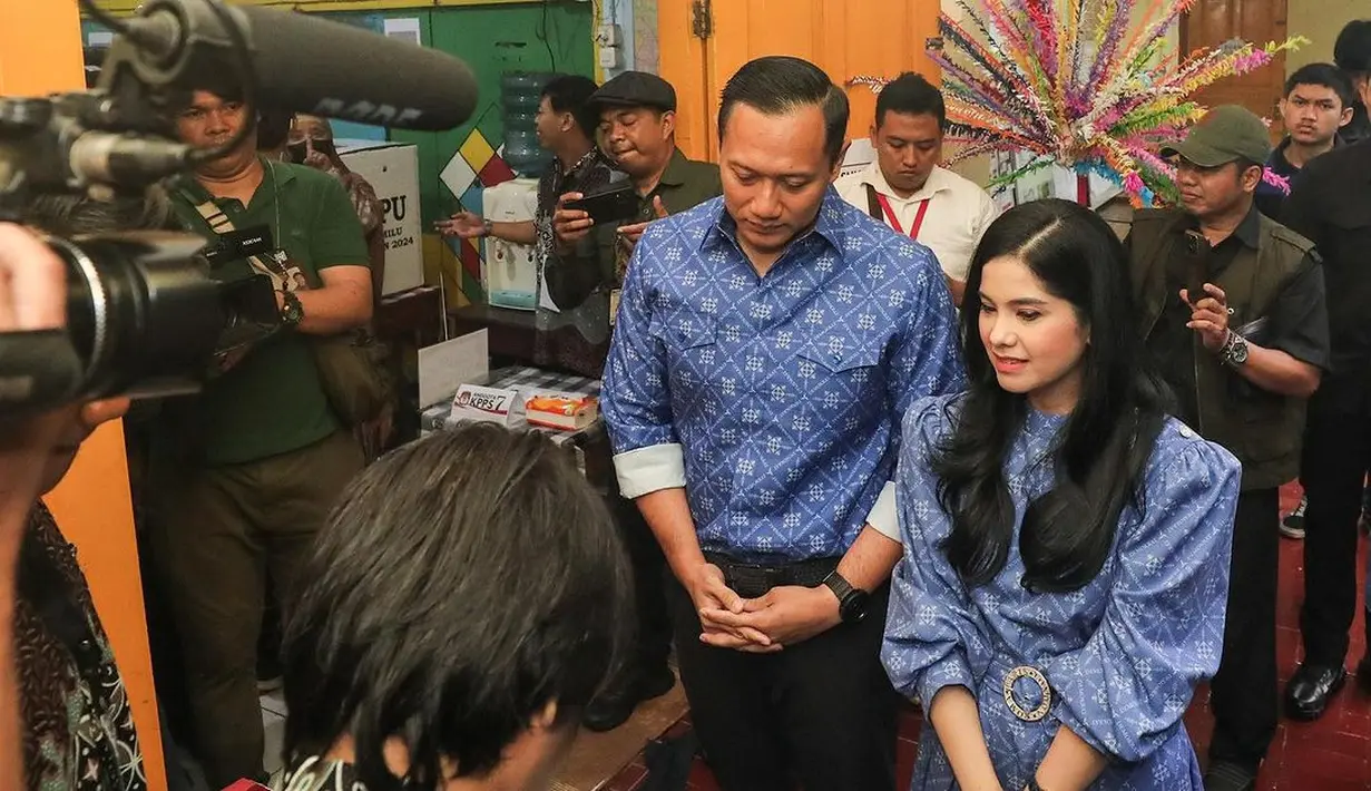 Tampil anggun dengan wastra saat bukber? Bisa pilih dress batik model a-line yang dikenakan Annisa Pohan satu ini. [@annisayudhoyono]