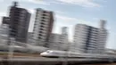 Shinkansen yang juga dikenal dengan kereta peluru melewati stasiun di Hamamatsu pada Kamis (29/9/2019). Mulai beroperasi pada 1 Oktober 1964, Shinkansen langsung menjadi primadona transportasi umum masyarakat Jepang. (Photo by Adrian DENNIS / AFP)