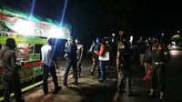 Satpol PP Tarakan menyita kursi milik pedagang yang berjualan melebih waktu yang ditentukan. Pemberlakukan jam malam diterapkan selama PSBB. (foto: Siti Hardiani)