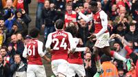 Striker Arsenal Danny Welbeck (kanan) merayakan gol ke gawang Southampton pada laga di Emirates Stadium, Minggu (8/4/2018). (AFP/Glyn Kirk)
