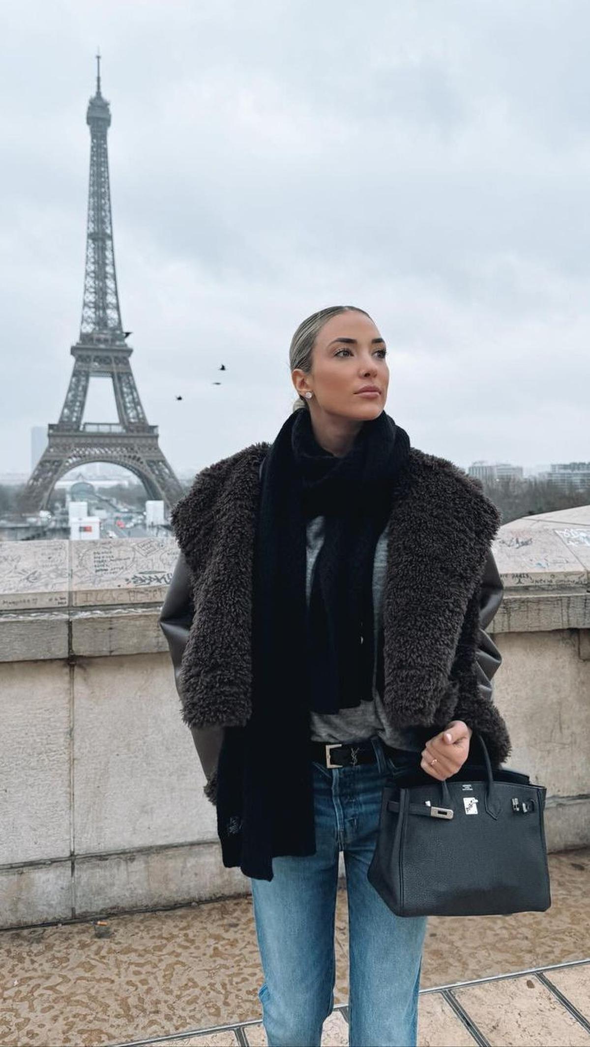 Cantiknya&nbsp;Alice Campello saat berpose dengan latar belakang Menara Eiffel di Paris, Prancis.&nbsp;Foto: Instagram/@alicecampello