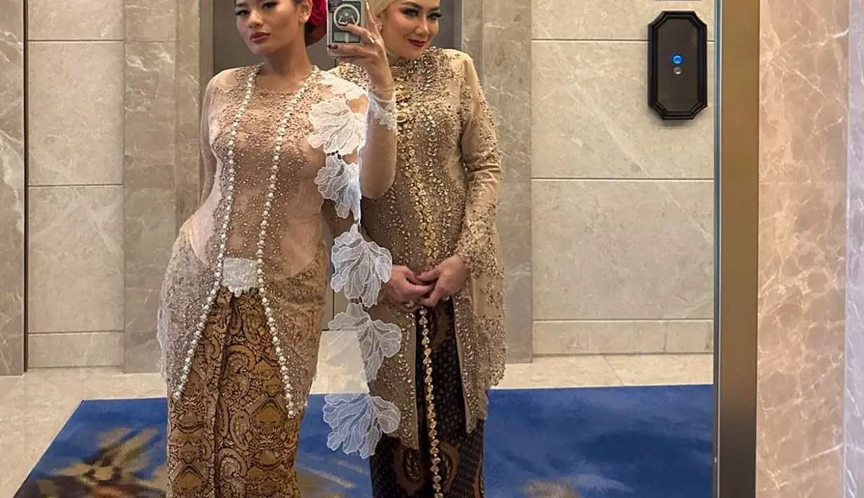 Zahwa tampak menawan mengenakan kebaya coklat dengan bordiran di bagian depan dan list putih menghiasi kebaya tersebut. Dipadukan bawahan kain coklat. [@zahwamassaid].