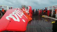 Ekor pesawat AirAsia QZ8501 diangkat ke Kapal Crest Onyx (Liputan6.com/ Rochmanuddin)