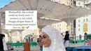 Sementara Putri Zulhas anggun dalam balutan gaun putih berhijab dengan hiasan renda. Senyum keduanya terpancar hangat, ditambah buket bunga putih yang digenggam Putri, menambah nuansa romantis di depan latar megah Masjid Nabawi. (Liputan6.com/IG/@putri_zulhas)