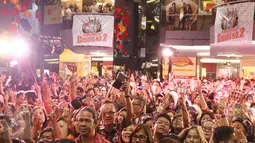 Kemeriahan acara flash mob di salah satu mal di kawasan Senayan, Jakarta, Sabtu (21/01). Acara tersebut digelar untuk menarik dukungan masyarakat untuk pasangan Ahok-Djarot. (Liputan6.com/Herman Zakharia)