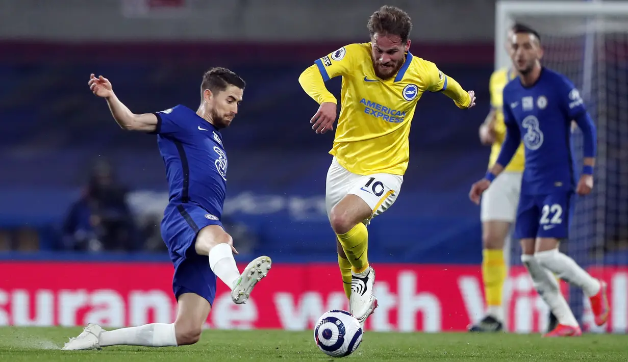 Pemain Brighton and Hove Albion Alexis Mac Allister (kanan) memperebutkan bola dengan pemain Chelsea Jorginho pada pertandingan Liga Inggris di Stadion Stamford Bridge, London, Inggris, Selasa (20/4/2021). Pertandingan berakhir 0-0. (AP Photo/Frank Augstein, Pool)
