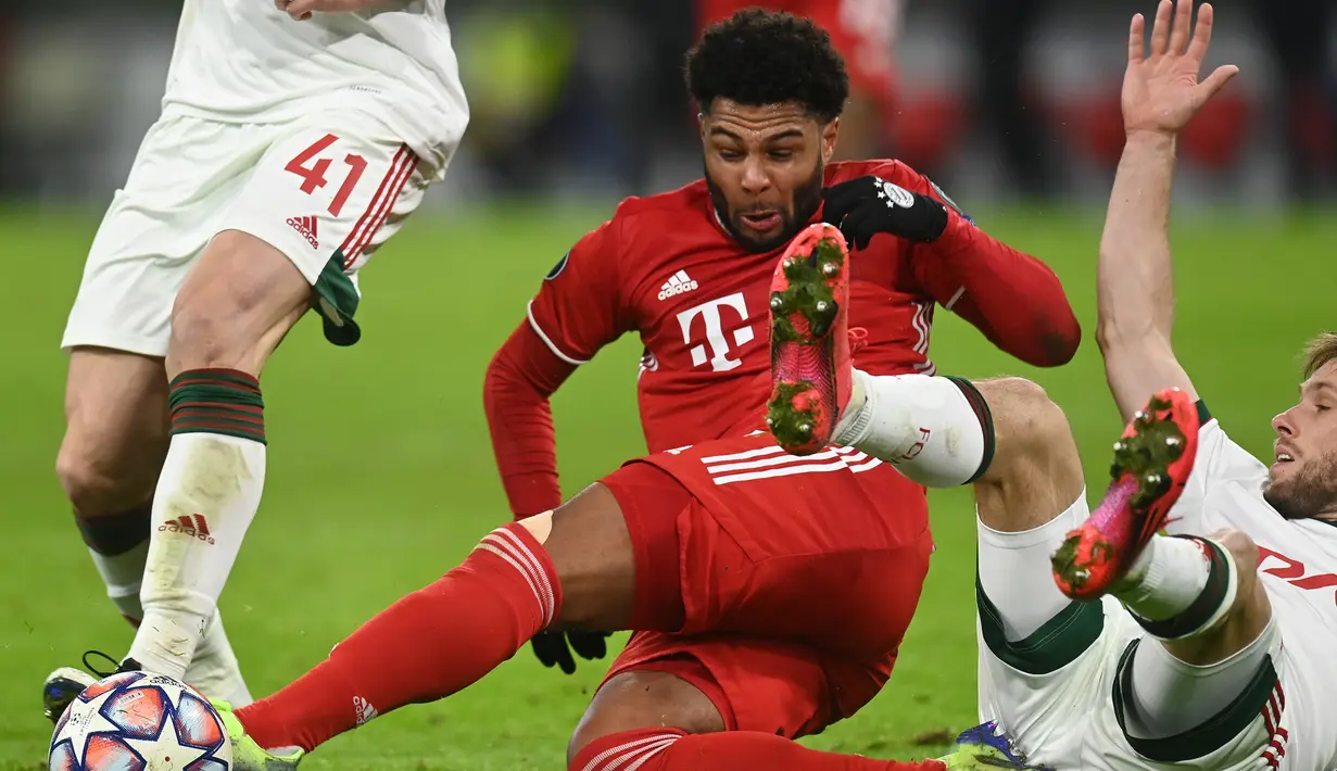 Gelandang Bayern Munchen, Serge Gnabry, berebut bola dengan bek Lokomotiv Moscow, Slobodan Rajkovic, pada laga Grup A Liga Champions di Allianz Arena, Kamis (10/12/2020) dini hari WIB. Bayern Munchen menang 2-0 atas Lokomotiv Moscow. (AFP/Christof Stache)