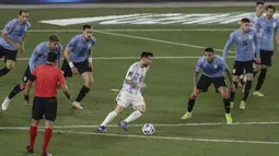 Bermain di kandang sendiri, Timnas Uruguay mendapat perlawanan sengit dari Argentina. Lionel Messi dan Giovani Lo Celso bergantian mengancam gawang Timnas Uruguay. (AFP/Alejandro Pagni)