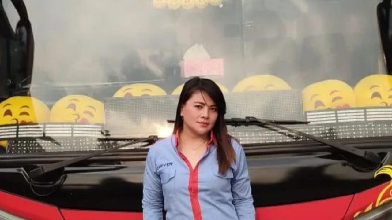 Seiring dengan keviralannya, kisah hidup  Liena Ozora terkulik. Ia diketahui sempat terjun di dunia malam di Timor Leste selama 3 tahun. Liena kemudian memilih mundur dan mencari uang secara halal sebagai supir bus.