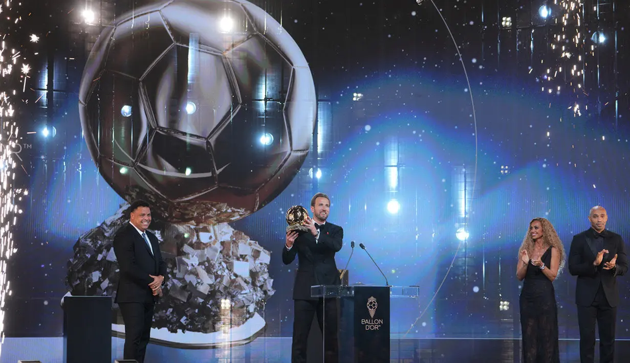 Pesepak bola Inggris, Harry Kane, berpose dengan trofi pemain terbaik yang diraihnya dalam acara penganugerahan Ballon d’Or di London Palladium Theatre, London, Inggris, Senin (26/10/2026). (AP Photo/Kin Cheung)