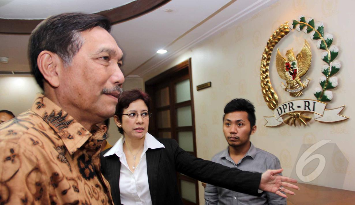 Politisi Partai Golkar, Nurul Arifin mengantar Luhut Binsar Pandjaitan menemui Ketua DPR RI Setya Novanto, Jakarta, Kamis (2/4/2015). Kedatangan Luhut untuk berkordinasi terkait pelaksanaan dan peringatan KAA ke-60 di Bandung. (Liputan6.com/Helmi Afandi)