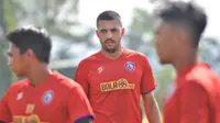 Bek Arema FC, Caio Ruan, menjalani latihan perdana di Lapangan Balearjosari, Kota Malang. Senin (29/9/2020). (Bola.com/Iwan Setiawan)