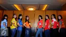 Model bergaya menggunakan kaos tim saat peluncuran Torabika Soccer Championship 2016 di Hotel Mulia, Jakarta, Senin (18/4). 18 klub sepakbola profesional dipastikan mengikuti Torabika Soccer Championship 2016. (Liputan6.com/Helmi Fithriansyah)
