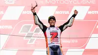 Pembalap Repsol Honda, Marc Marquez berselebrasi di atas podium setelah memenangi balapan MotoGP Jepang 2018 di Twin Ring Motegi, Minggu (21/10). Kemenangan Marquez di Jepang sekaligus membuatnya menjadi juara dunia MotoGP 2018. (Martin BUREAU / AFP)
