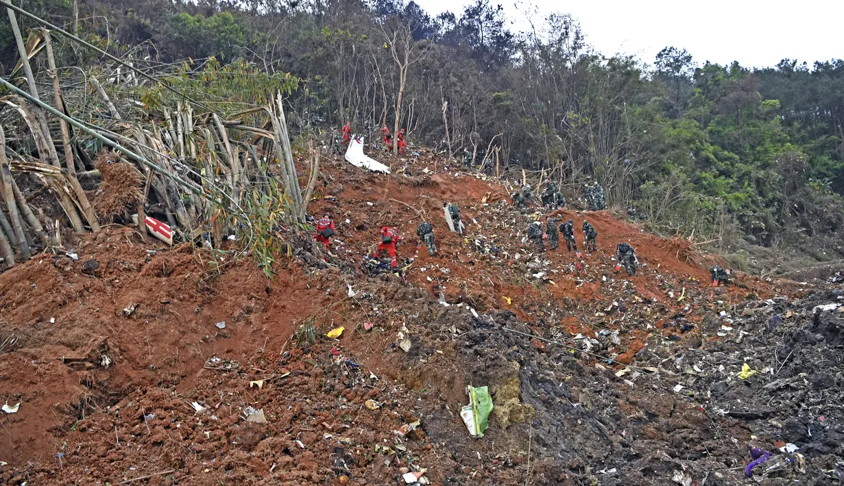 Tim penyelamat melakukan operasi pencarian di lokasi kecelakaan pesawat di Kabupaten Tengxian di Daerah Otonomi Guangxi Zhuang, China selatan (22/3/2022).Tim penyelidikan telah menemukan puing-puing badan pesawat namun tidak menemukan adanya korban para penumpang pesawat. (Zhou Hua/Xinhua via AP)