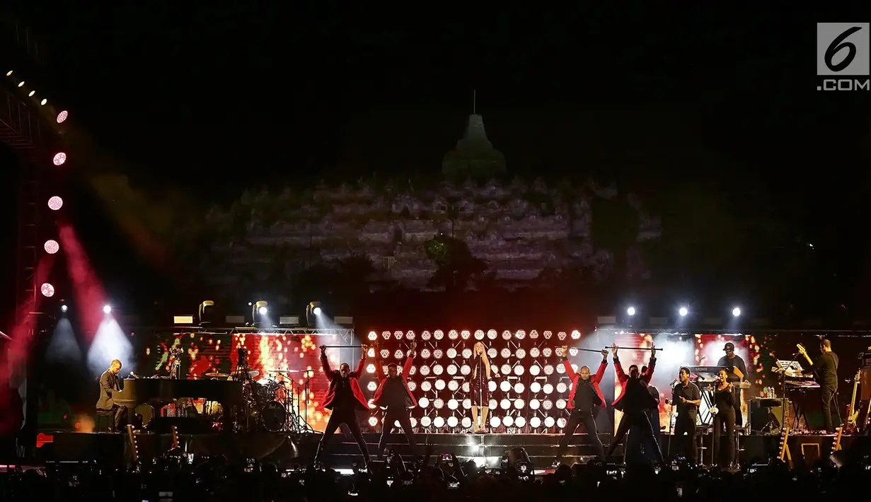 Diva internasional, Mariah Carey tampil pada acara Himbara Borobudur Shimpony 2018 di Candi Borobudur, Magelang, Selasa (6/11). Suara indah sang diva berpadu apik dengan musik pengiring serta latar Candi Borobudur yang megah. (Fimela.com/Bambang E.Ros)