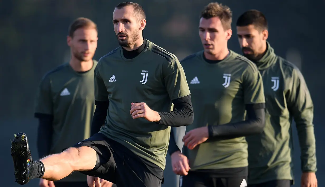 Bek Juventus, Giorgio Chiellini, tampak serius saat sesi latihan jelang laga Liga Champions di kompleks training center Juventus, Selasa (21/11/2017). Juventus akan berhadapan dengan Barcelona. (AFP/Marco Bertorello)