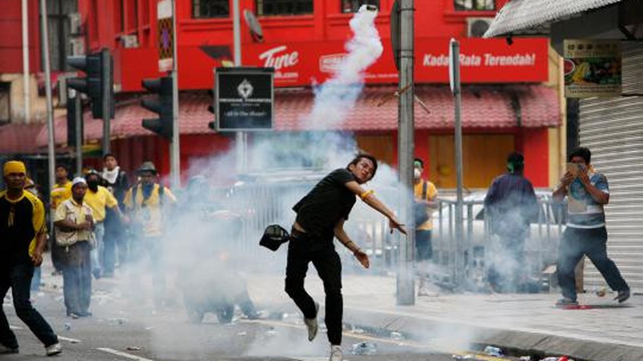 Warga Malaysia turun ke jalan menggelar demo besar besaran menuntut re 