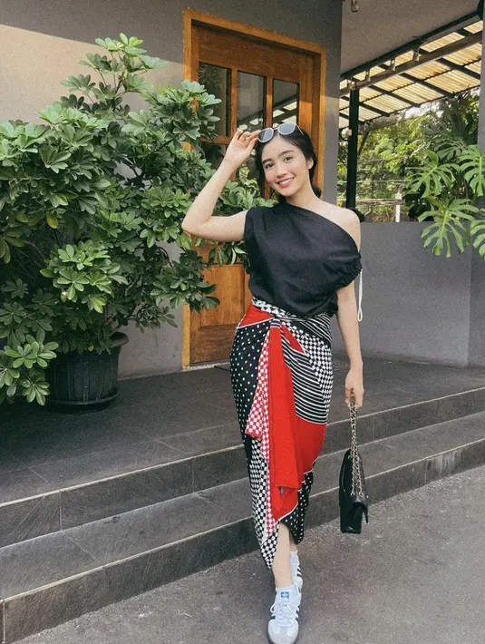 Febby Rastanty juga kreatif mengenakan batik. Paduan blouse hitam dan sneakers hadirkan gaya energic yang menjanjikan. [Foto: Instagram/ Febby Rastanty]