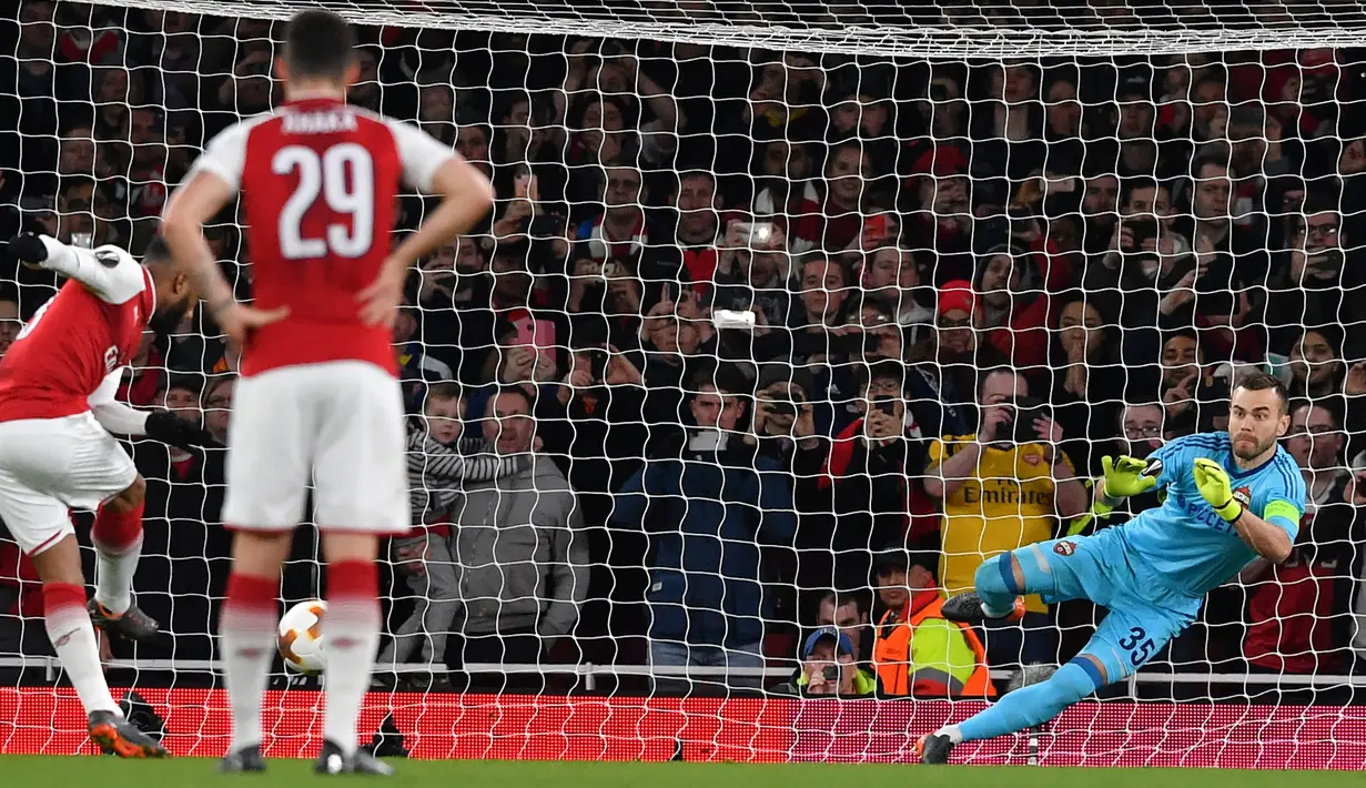 Striker Arsenal Alexandre Lacazette membobol gawang CSKA Moscow dari titik pinalti saat pertandingan Liga Eropa di stadion Emirates, London (5/4). Ramsey dan Lacazette masing-masing menyumbangkan dua gol untuk Arsenal. (AFP Photo / Ben Stansall)