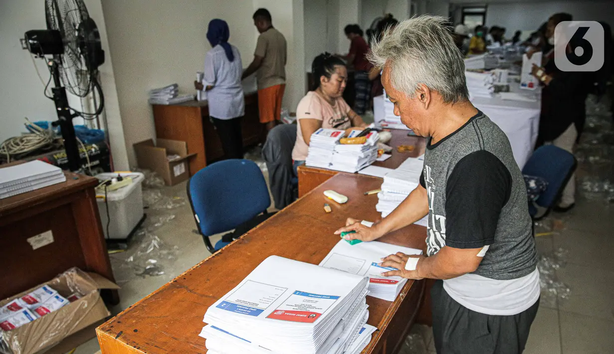 KPU Jakarta Utara mulai melakukan proses pelipatan suarat suara DPRD Provinsi Jakarta yang melibatkan puluhan pekerja dari kalangan warga sekitar. (Liputan6.com/Faizal Fanani)