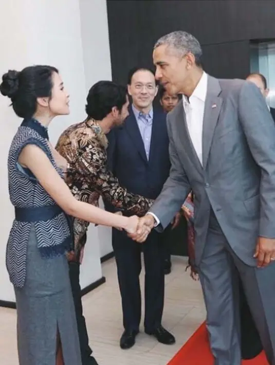 Lagi-lagi ia bertemu dengan orangpenting, dan kali ini adalah Barrack Obama. Saat bertemu Obama, tampilan Maudy sangat anggun dan glamor. Ia membuat tatanan rambutnya dengan bergaya bun hair. (Instagram/maudyayunda)