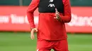 Penyerang Liverpool, Roberto Firmino melakukan pemanasan selama mengikuti sesi latihan tim di Melwood di Liverpool, Inggris barat laut (22/10/2019). Liverpool akan bertanding melawan wakil Belgia, Genk pada Grup E Liga Champions di Luminus Arena. (AFP/Paul Ellis)