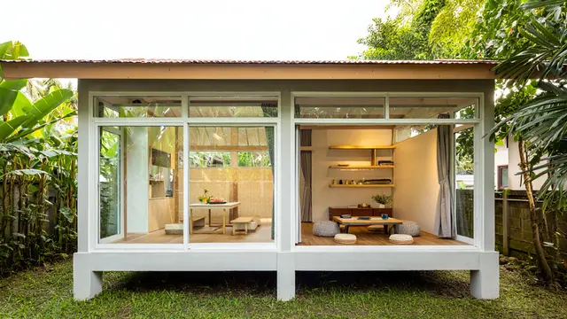 Model Rumah Kecil tapi Punya Banyak Jendela Biar Terang Tanpa Listrik Siang Hari (AI)