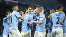 Gelandang Manchester City, Riyad Mahrez (kiri) berselebrasi dengan rekan-rekannya usai mencetak gol ke gawang PSG pada leg kedua semifinal Liga Champions di stadion Etihad, Rabu (5/5/2021). Mahrez mencetak dua gol di pertandingan ini dan mengantar City menang 2-0 atas PSG. (AP Photo/Dave Thompson)