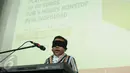 Jefri Setiawan saat menyanyikan lagu di Auditorium Kemenpora, Jakarta, Kamis (14/11). Jefri mencatat rekor dunia baru memainkan 60 lagu menggunakan keyboard dengan mata tertutup. (Liputan6.com/Helmi Fithriansyah)