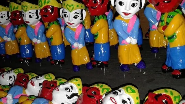 Kreatif, Pria Disabilitas dari Bogor Sulap Kertas Bekas Jadi Action Figure Bernilai Jual. Foto: tangkapan layar Instagram @wawangsunarya.