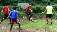 Sejumlah anak muda yang tergabung dalam Baduy FC bermain sepak bola di lapangan Desa Kenekes, Kabupaten Lebak, Banten (Liputan6.com/Fery Pradolo)