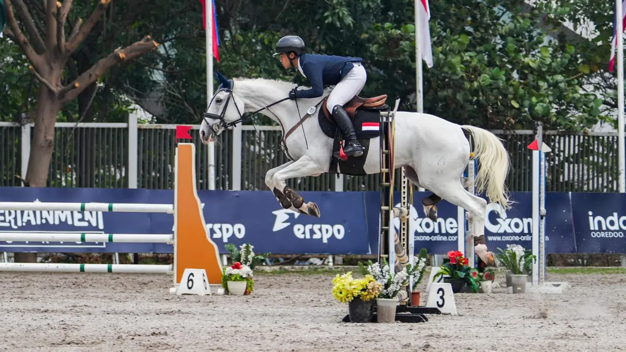 Aksi atlet Indonesia di AEF/MANTENA Cup Jakarta 2026 FEI CSI1 International Jumping Competition