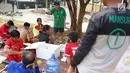 Tim Garuda Indonesia Amputee Football (INAF) mendengarkan instruksi saat berlatih di kawasan Pesanggrahan, Jakarta, Sabtu (3/8/2019). Latihan digelar untuk persiapan laga uji coba menghadapi salah satu tim sepak bola amputasi di Inggris dan Jepang pada 2020 nanti. (Liputan6.com/Immanuel Antonius)