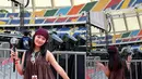 Sementara itu, Bilqis kenakan sleeveless cokelat tua dengan short dan headcap. Sepatu boots putih kulit jadi sentuhan kontras untuk OOTD konsernya [@ayutingting92]