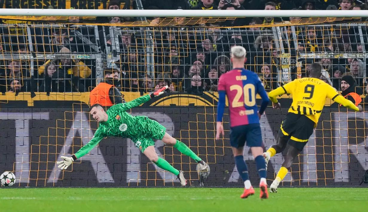 Kedua tim bermain sengit dan saling berbalas gol, sebelum Barcelona memastikan kemenangan dengan skor 3-2. (AP Photo/Martin Meissner)