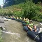 Salah satu rombongan pengunjung tengah menikmati sensasi river tubing di kawasan wisata air Sindangkasih, Cilawu Garut, Jawa Barat. (Liputan6.com/Jayadi Supriadin)