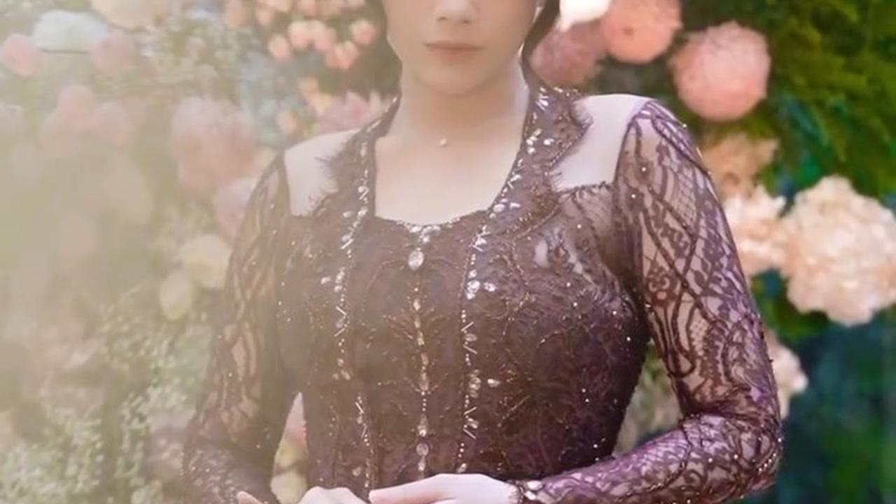 Potret Cantik Celine Evangelista Pakai Kebaya Jawa dengan Bordir Nama Sendiri di Belakang