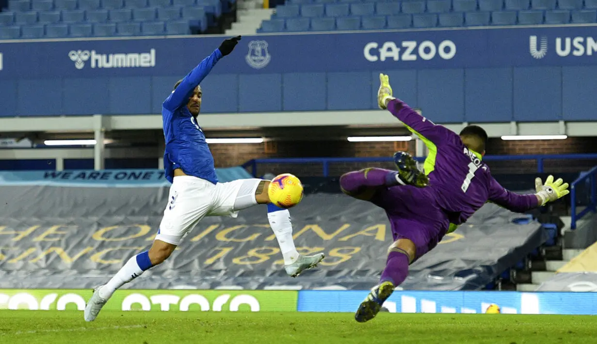 Pemain Everton Joshua King (kiri) mencetak gol ke gawang Fulham yang kemudian dianulir pada pertandingan Liga Inggris di Goodison Park, Liverpool, Inggris, Minggu (14/2/2021). Everton kalah 0-2 dari Fulham. (Oli Scarff/Pool via AP)