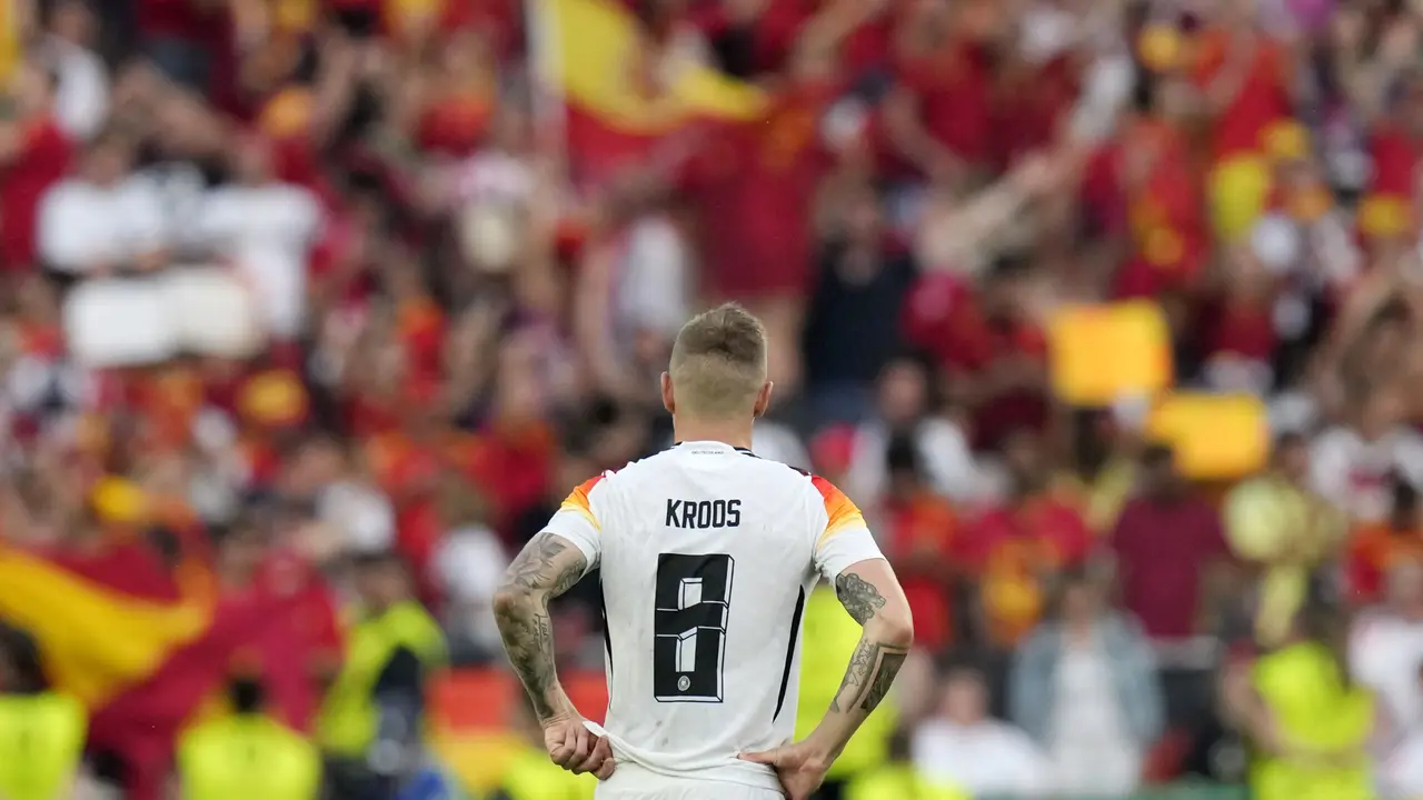 Foto: Tatapan Kosong Toni Kroos Setelah Jerman Didepak Spanyol dari Euro 2024, Akhir Karier yang Tragis