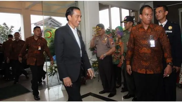  Presiden Jokowi kembali mendatangi Rumah Sakit (RS) PKU Muhammadiyah Solo, Jawa Tengah. Dia menjenguk cucu pertamanya, Jan Ethes Srinarendra, yang masih berada di rumah sakit.