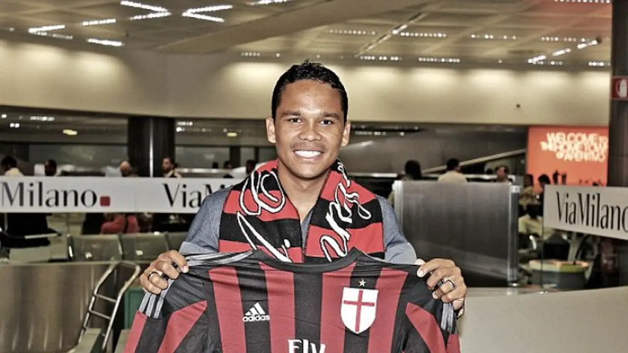 Carlos Bacca bergabung dengan AC Milan (Daily Mail)