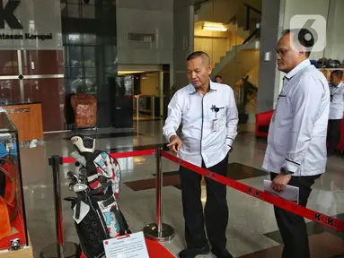 Wakil Ketua Komisi Pemberantasan Korupsi (KPK), Ibnu Basuki Widodo (kiri) bersama Direktur Pelacakan Aset, Pengelolaan Barang Bukti, dan Eksekusi (Labuksi) KPK Mungki Hadipratikto melihat sejumlah barang rampasan yang akan dilelang di Lobby Gedung Merah Putih KPK, Senin (24/2/2025). (Liputan6.com/Angga Yuniar)