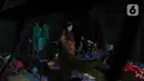 Seorang wanita melaksanakan Salat di posko pengungsian di Taman Prawatasari, Kabupaten Cianjur, Jawa Barat, Selasa (22/11/2022). Gubernur Jawa Barat Ridwan Kamil menyebut, sebanyak 14 posko pengungsian didirikan untuk memfasilitasi warga berjumlah 13.784 pengungsi yang terdampak gempa berkekuatan 5,6 SR di Kabupaten Cianjur. (Liputan6.com/Herman Zakharia)