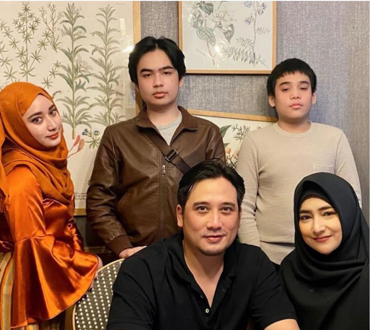 7 Potret Omar dan Keanu Anak Kembar Cindy Fatikasari di Usia 21, Wajah Tampan Mereka Bikin Netizen Terpesona