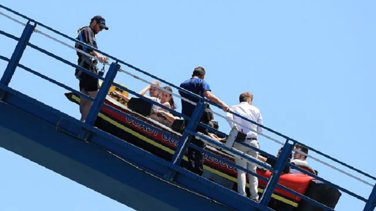 Rollercoaster macet, sejumlah penumpang terjebak di udara 