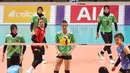 Para pemain bola voli putri Myanmar berusaha mengembalikan bola saat menghadapi tim bola voli putri Indonesia pada laga ketiga Grup A SEA Games 2023 di Olympic Complex Indoor Stadium, Phnom Penh, Kamboja, Kamis (11/5/2023). Tim bola voli putri Myanmar kalah 0-3 (9-25, 9-25, 15-25). (Bola.com/Abdul Aziz)